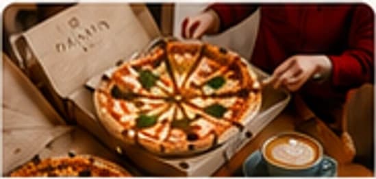 Kutusundan çıkarılan taze pizza